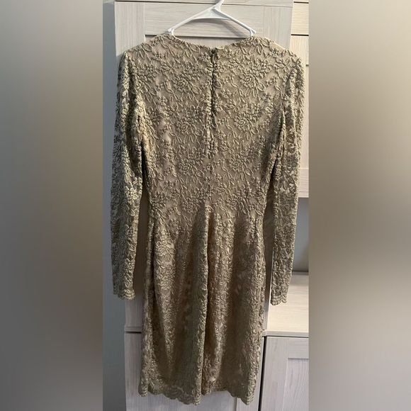 LAUREN by Ralph Lauren Scalloped Shimmering Metallic Lace Dress - Size 0 - Picture 11 of 12